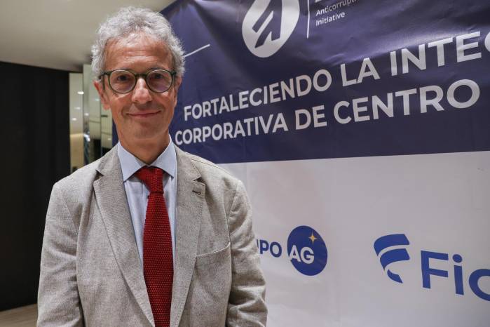 El presidente de la organización Transparencia Internacional, François Valerian, posa durante una entrevista con EFE en Ciudad de Guatemala. El presidente de la organización Transparencia Internacional, François Valerian, posa durante una entrevista con EFE en Ciudad de Guatemala.