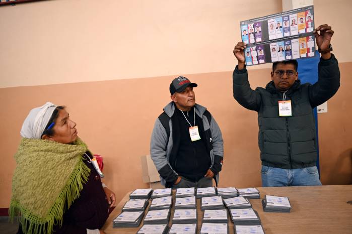 Personal electoral cuentan votos tras el cierre de una mesa de votación durante las elecciones presidenciales en La Paz. Personal electoral cuentan votos tras el cierre de una mesa de votación durante las elecciones presidenciales en La Paz.