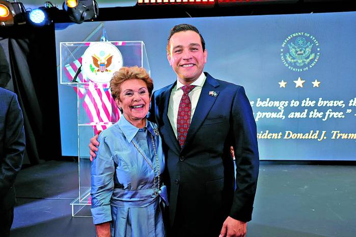 Expresidenta Mireya Moscoso y el embajador Kevin Marino Cabrera. Expresidenta Mireya Moscoso y el embajador Kevin Marino Cabrera.