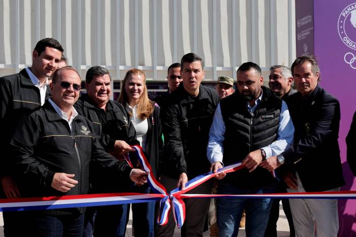 De izq. a der. Camilo Pérez, Juan Carlos Orihuela, el presidente de Paraguay, Santiago Peña; César Ramírez y Neven Ilic, cortan la cinta en la inauguración del centro acuático olímpico. De izq. a der. Camilo Pérez, Juan Carlos Orihuela, el presidente de Paraguay, Santiago Peña; César Ramírez y Neven Ilic, cortan la cinta en la inauguración del centro acuático olímpico.