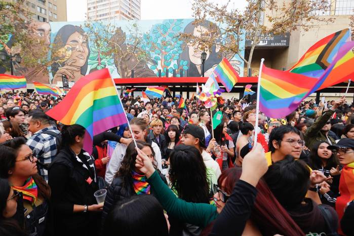 Integrantes de la comunidad LGBTQA+ participan en la XXV Marcha del Orgullo por el “nulo avance y retroceso en derechos humanos LGBTQA+”, en Santiago (Chile). Integrantes de la comunidad LGBTQA+ participan en la XXV Marcha del Orgullo por el “nulo avance y retroceso en derechos humanos LGBTQA+”, en Santiago (Chile).