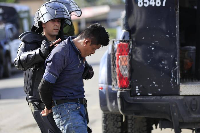 Una persona es arrestada durante una protesta, este lunes en Almirante, provincia de Bocas del Toro (Panamá). La ley especial que da mayores beneficios y protecciones laborales a los trabajadores de las bananeras en Panamá entró en vigor tras publicarse en la Gaceta Oficial con la firma del presidente panameño, José Raúl Mulino, mientras siguen las protestas en las zonas fronterizas con Costa Rica. Una persona es arrestada durante una protesta, este lunes en Almirante, provincia de Bocas del Toro (Panamá). La ley especial que da mayores beneficios y protecciones laborales a los trabajadores de las bananeras en Panamá entró en vigor tras publicarse en la Gaceta Oficial con la firma del presidente panameño, José Raúl Mulino, mientras siguen las protestas en las zonas fronterizas con Costa Rica.