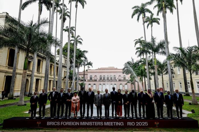 Fotografía de archivo de los cancilleres de los países miembros y invitados de los BRICS. Fotografía de archivo de los cancilleres de los países miembros y invitados de los BRICS.