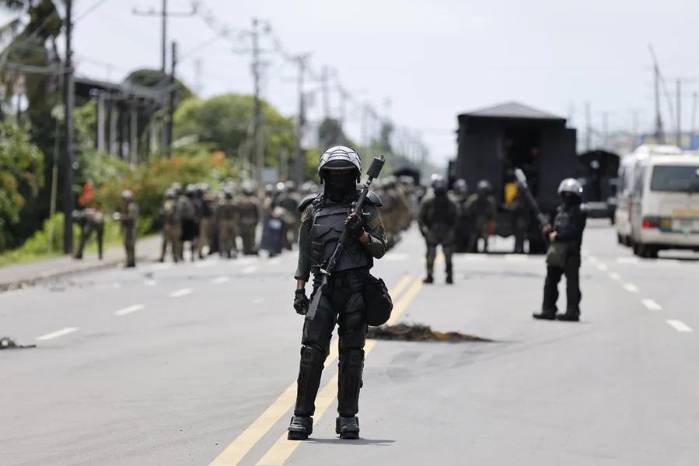 Integrantes de las Fuerzas Armadas vigilan una zona este viernes en la ciudad de Changuinola, una de las principales de la provincia de Bocas del Toro (Panamá). Integrantes de las Fuerzas Armadas vigilan una zona este viernes en la ciudad de Changuinola, una de las principales de la provincia de Bocas del Toro (Panamá).