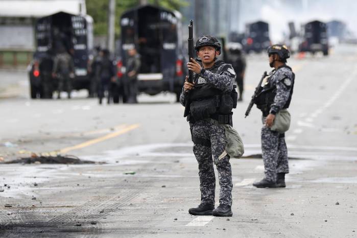 Un integrante de la Policia Nacional custodia la vía publica en una manifestación esté sábado en Bocas del Toro (Panamá). La provincia de Bocas del Toro, zona bananera de Panamá, amaneció con las telecomunicaciones cortadas y bajo el estado de urgencia decretado por el Gobierno para hacer frente a la escalada de violencia por las protestas en contra de una reforma a la Seguridad Social. Un integrante de la Policia Nacional custodia la vía publica en una manifestación esté sábado en Bocas del Toro (Panamá). La provincia de Bocas del Toro, zona bananera de Panamá, amaneció con las telecomunicaciones cortadas y bajo el estado de urgencia decretado por el Gobierno para hacer frente a la escalada de violencia por las protestas en contra de una reforma a la Seguridad Social.