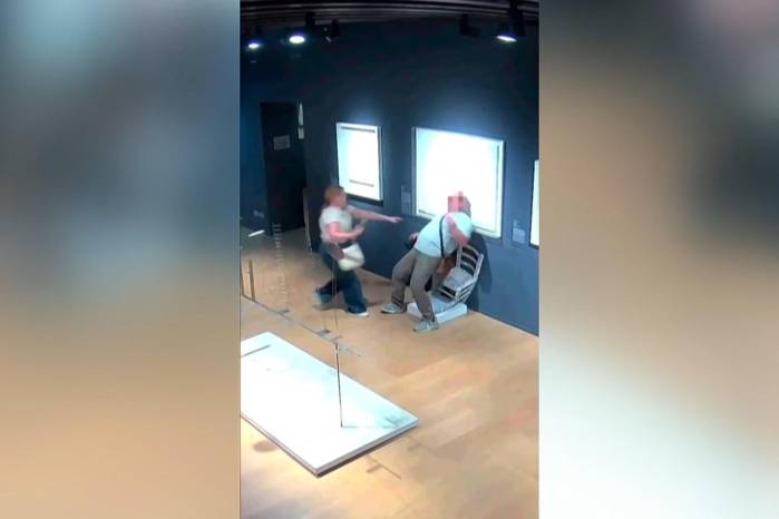 Una instalación de Nicola Bolla, decorada con cristales Swarovski, fue destruida cuando un turista se sentó en ella. Una instalación de Nicola Bolla, decorada con cristales Swarovski, fue destruida cuando un turista se sentó en ella.