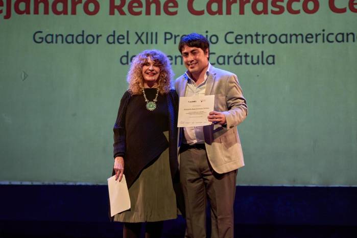 Los escritores Alejandro Carrasco (Honduras) y Gioconda Belli (Nicaragua) en el Teatro Lux de Guatemala durante la entrega del Premio Carátula. Los escritores Alejandro Carrasco (Honduras) y Gioconda Belli (Nicaragua) en el Teatro Lux de Guatemala durante la entrega del Premio Carátula.