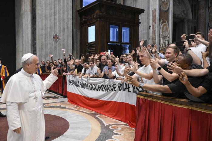 El papa León XIV saluda a un grupo de jóvenes este miércoles en el Vaticano, León XIV afirmó que los obispos deben ser firmes y respetar las normas ante los casos de abusos, especialmente contra menores. El papa León XIV saluda a un grupo de jóvenes este miércoles en el Vaticano, León XIV afirmó que los obispos deben ser firmes y respetar las normas ante los casos de abusos, especialmente contra menores.