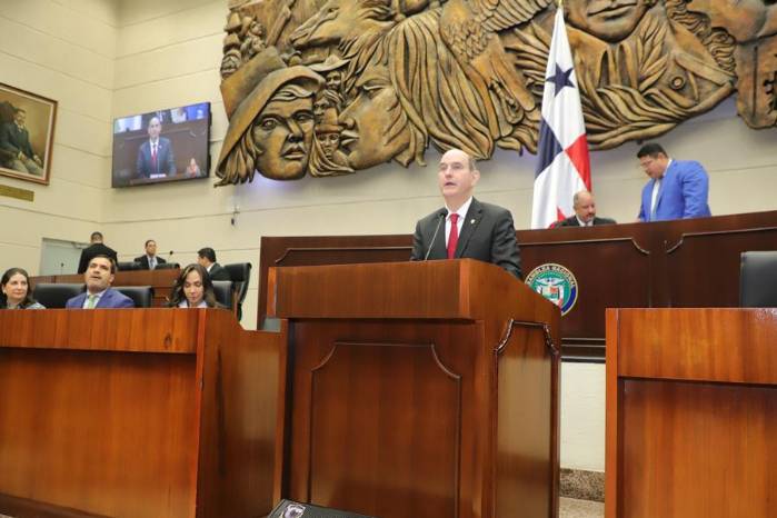 En el podio, el ministro de Economía y Finanzas, Felipe Chapman, presenta el Presupuesto del Estado en la Asamblea. En el podio, el ministro de Economía y Finanzas, Felipe Chapman, presenta el Presupuesto del Estado en la Asamblea.
