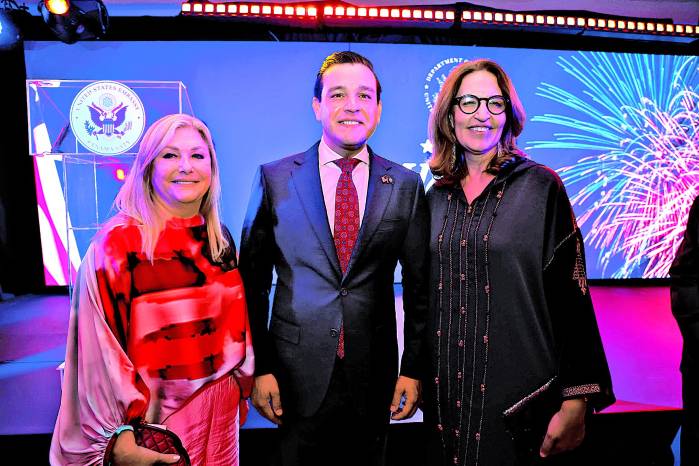 Orit Btesh, presidenta de la Cámara Panameña del Libro; el embajador de Estados Unidos, Kevin Marino Cabrera, y Bouchra Boudchiche, embajadora del Reino de Marruecos en Panamá. Orit Btesh, presidenta de la Cámara Panameña del Libro; el embajador de Estados Unidos, Kevin Marino Cabrera, y Bouchra Boudchiche, embajadora del Reino de Marruecos en Panamá.