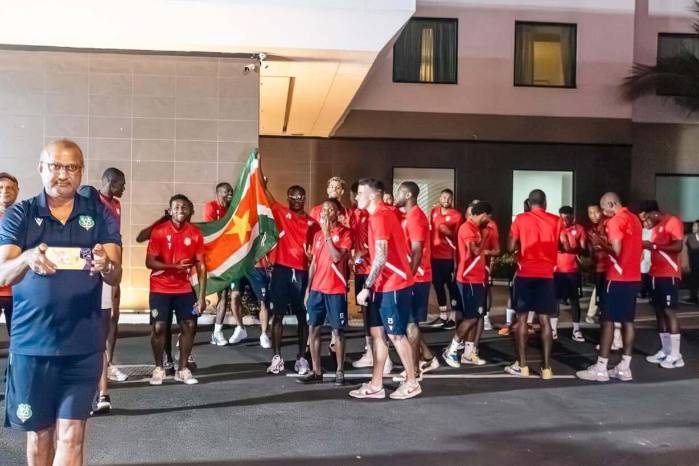 Los jugadores de la selección de Surinam se gozaron la visita de la Extrema Roja. Los jugadores de la selección de Surinam se gozaron la visita de la Extrema Roja.