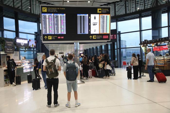 Las aerolíneas recomiendan llegar con al menos tres horas de anticipación. Las aerolíneas recomiendan llegar con al menos tres horas de anticipación.