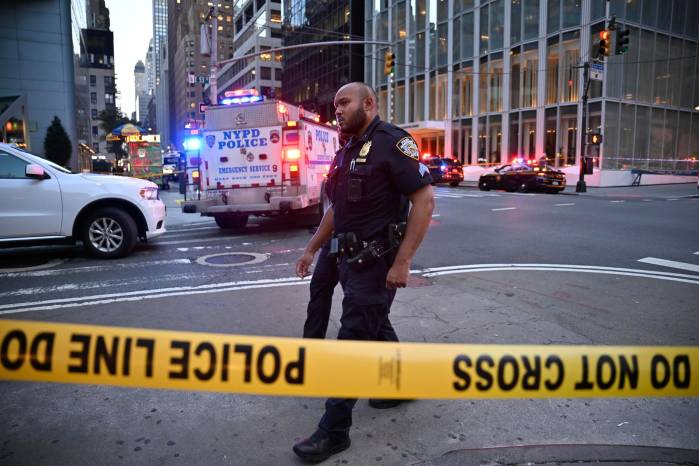 Agentes de policía responden a un incidente con un tirador activo en el centro de la ciudad este lunes, en Nueva York (EE.UU.). Agentes de policía responden a un incidente con un tirador activo en el centro de la ciudad este lunes, en Nueva York (EE.UU.).