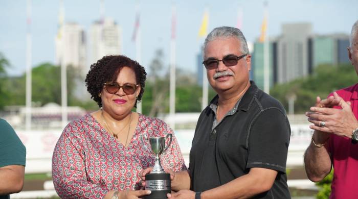 Lorna Murray, a nombre del gremio homenajeado, entrega la copa del triunfo a Fernando Carrillo. Lorna Murray, a nombre del gremio homenajeado, entrega la copa del triunfo a Fernando Carrillo.