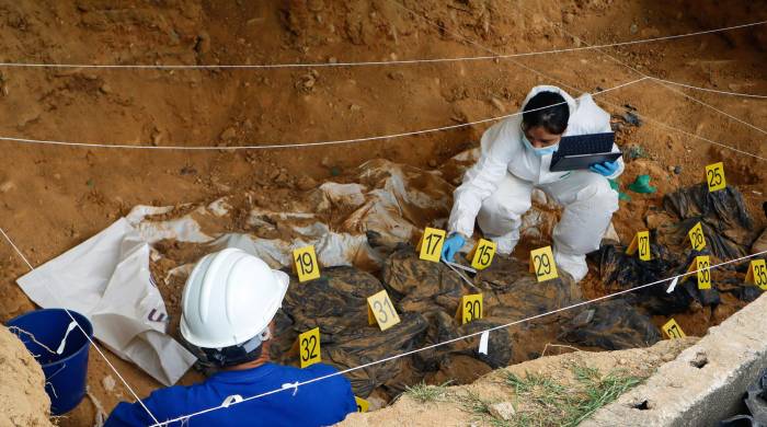 Fotografía cedida por la Jurisdicción Especial para la Paz que muestra a un grupo de forenses que trabaja en la exhumación de cuerpos. Fotografía cedida por la Jurisdicción Especial para la Paz que muestra a un grupo de forenses que trabaja en la exhumación de cuerpos.