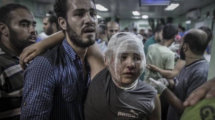 Foto de archivo de un hombre que ayuda a su hijo en el hospital de Kamal Adwan en Beit Lahia en Gaza. Foto de archivo de un hombre que ayuda a su hijo en el hospital de Kamal Adwan en Beit Lahia en Gaza.
