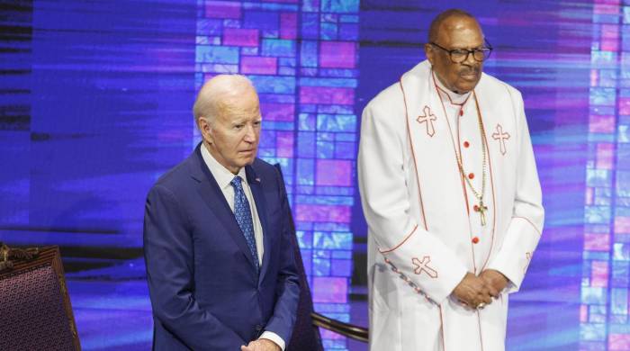 El presidente estadounidense Joe Biden (i) asiste al servicio en la Iglesia de Dios en Cristo Mt. Airy en Filadelfia, Pensilvania. El presidente estadounidense Joe Biden (i) asiste al servicio en la Iglesia de Dios en Cristo Mt. Airy en Filadelfia, Pensilvania.