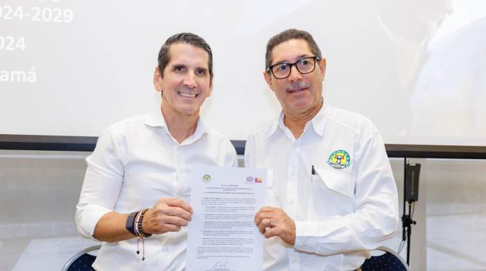 Rómulo Roux ante el presidente de la Anagan, Ovidio Saavedra, se comprometió a atender las propuestas del sector, ya como presidente de la República. Rómulo Roux ante el presidente de la Anagan, Ovidio Saavedra, se comprometió a atender las propuestas del sector, ya como presidente de la República.