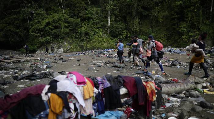 Migrantes caminan por trochas en su rumbo hacia los Estados Unidos, el 14 de septiembre de 2023, en el Darién (Panamá). EFE/ Bienvenido Velasco