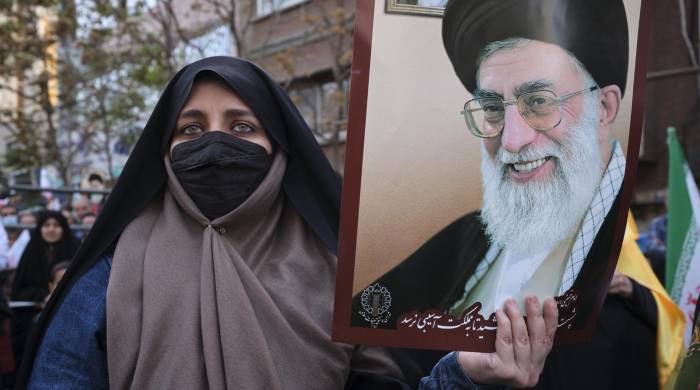 Una mujer muestra una imagen del líder supremo de Irán, Ali Jameneí, EFE/Jaime León Una mujer muestra una imagen del líder supremo de Irán, Ali Jameneí, EFE/Jaime León
