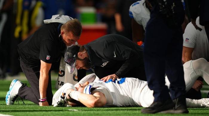 Aidan Hutchinson, de los Detroit Lions siendo atendido por el cuerpo médico del equipo, tras su lesión. Aidan Hutchinson, de los Detroit Lions siendo atendido por el cuerpo médico del equipo, tras su lesión.