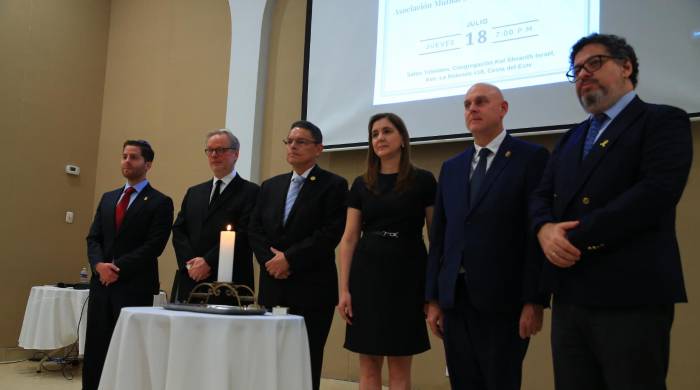 La embajadora de Argentina en Panamá, Sandra Pitta; Alan Perelis; el ministro de Seguridad, Frank Ábrego, y el canciller encargado, Carlos Guevara Mann encendieron una vela por las víctimas. La embajadora de Argentina en Panamá, Sandra Pitta; Alan Perelis; el ministro de Seguridad, Frank Ábrego, y el canciller encargado, Carlos Guevara Mann encendieron una vela por las víctimas.