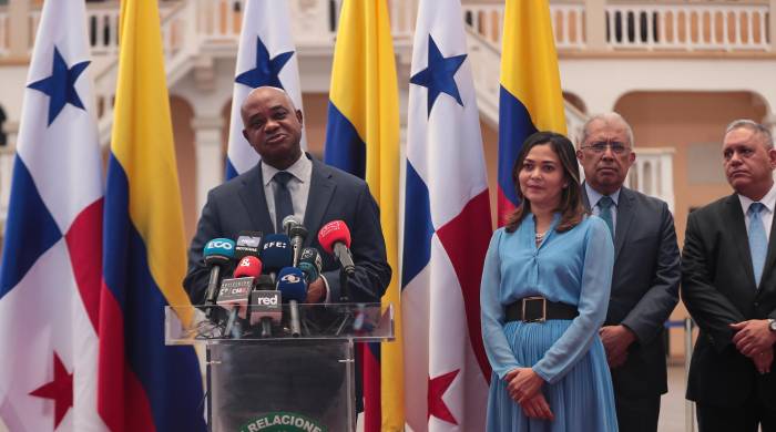 El canciller colombiano Luis Murillo y la canciller Janaina Tewaney discutieron sobre la trata de personas y el combate al crimen organizado. El canciller colombiano Luis Murillo y la canciller Janaina Tewaney discutieron sobre la trata de personas y el combate al crimen organizado.