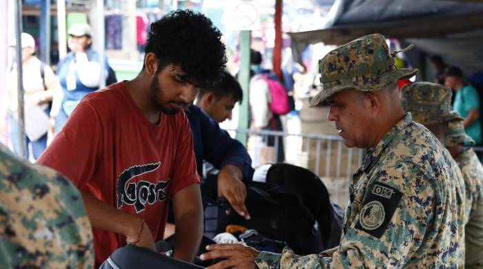 Los migrantes son requisados por integrantes del Servicio Nacional de Fronteras, en el puesto de Bajo Chiquito. Los migrantes son requisados por integrantes del Servicio Nacional de Fronteras, en el puesto de Bajo Chiquito.