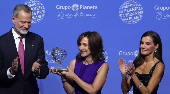 La escritora Paloma Sánchez Garnica recibe el premio Planeta de manos de los reyes de España, Felipe VI y Letizia, en una gala celebrada en la ciudad de Barcelona. La escritora Paloma Sánchez Garnica recibe el premio Planeta de manos de los reyes de España, Felipe VI y Letizia, en una gala celebrada en la ciudad de Barcelona.