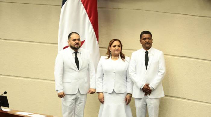 Dana Castañeda fue electa como presidenta de la Asamblea Nacional, mientras que Didiano Pinilla (der.) y Jamis Acosta (Izq.) fueron elegidos como primer y segundo vicepresidente del Órgano Legislativo. Dana Castañeda fue electa como presidenta de la Asamblea Nacional, mientras que Didiano Pinilla (der.) y Jamis Acosta (Izq.) fueron elegidos como primer y segundo vicepresidente del Órgano Legislativo.