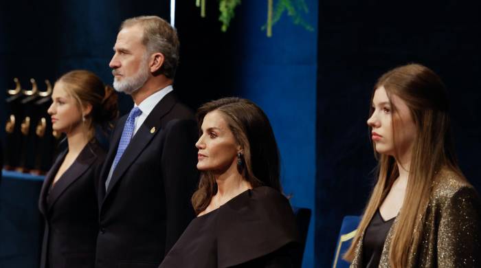 El rey Felipe, la reina Letizia (2 Der.), la princesa Leonor (Izq.) y la infanta Sofía, durante la ceremonia de entrega de los premios Princesa de Asturias, este viernes en el Teatro Campoamor, en Oviedo. El rey Felipe, la reina Letizia (2 Der.), la princesa Leonor (Izq.) y la infanta Sofía, durante la ceremonia de entrega de los premios Princesa de Asturias, este viernes en el Teatro Campoamor, en Oviedo.