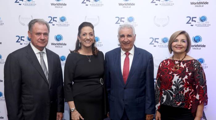 Henry Faarup, Moisés Zebede y Esilda Camacho, miembros de la Junta Directiva de WorldWide Medical junto a Betty de Cyjon, Gerente General de WorldWide Medical