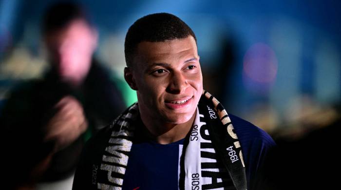 Mbappé se acercó al borde de las gradas para dar las gracias a los aficionados. Mbappé se acercó al borde de las gradas para dar las gracias a los aficionados.