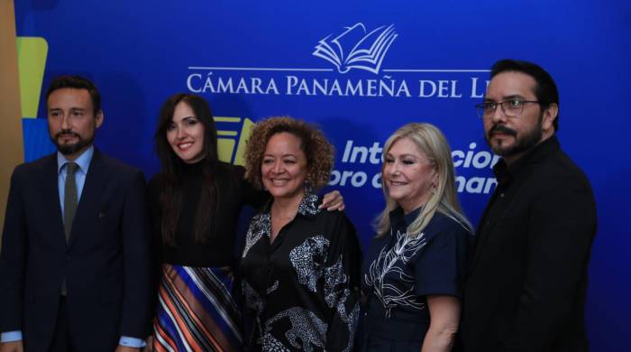 El embajador de España en Panamá, Guzmán Palacios, y Orit Btesh junto a reconocidos escritores locales como Chery Lewis, Isabella Burgos y Miguel Esteban González.