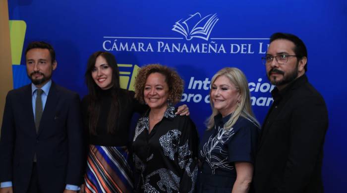 El embajador de España en Panamá, Guzmán Palacios, y Orit Btesh junto a reconocidos escritores locales como Chery Lewis, Isabella Burgos y Miguel Esteban González.