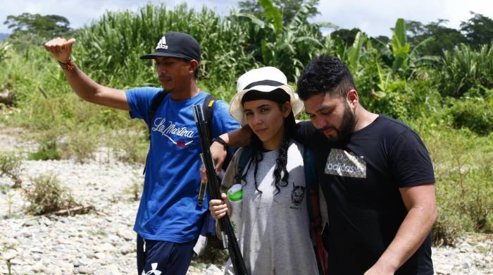 La travesía por la selva es pesada; algunos migrantes no sobreviven; otros, lo hacen gracias a la ayuda de sus compañeros de camino. La travesía por la selva es pesada; algunos migrantes no sobreviven; otros, lo hacen gracias a la ayuda de sus compañeros de camino.
