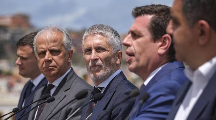 El ministro del Interior y de Migraciones de España, Fernando Grande-Marlaska (centro), ofrece una rueda de prensa este sábado en Las Palmas de Gran Canaria para abordar las políticas migratorias y de lucha contra las mafias que trafican con personas. El ministro del Interior y de Migraciones de España, Fernando Grande-Marlaska (centro), ofrece una rueda de prensa este sábado en Las Palmas de Gran Canaria para abordar las políticas migratorias y de lucha contra las mafias que trafican con personas.