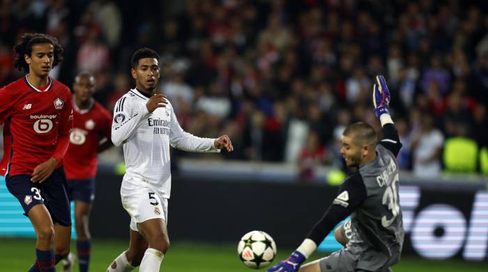 El portero francés del Lille Lucas Chevalier (d) detiene un disparo del inglés del Real Madrid, Jude Bellingham. El portero francés del Lille Lucas Chevalier (d) detiene un disparo del inglés del Real Madrid, Jude Bellingham.