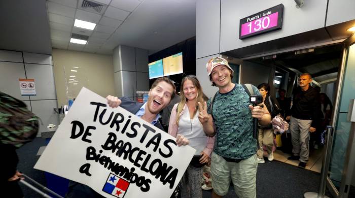 Turistas afectados por protestas en Barcelona son recibido por el alcalde Mayer Mizrachi Turistas afectados por protestas en Barcelona son recibido por el alcalde Mayer Mizrachi