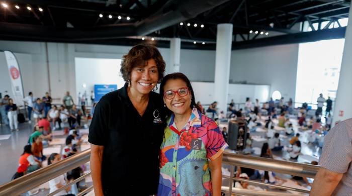 La artista Olga Sinclair con la ministra de Cultura Giselle González Villarrué.