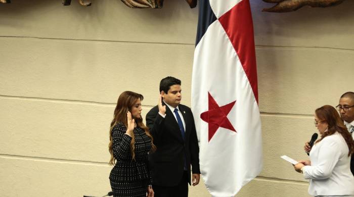 Carlos Alvarado hijo fue elegido como secretario general de la Asamblea, mientras que la ex diputada Fátima Agrazal será la subsecretaria general. Carlos Alvarado hijo fue elegido como secretario general de la Asamblea, mientras que la ex diputada Fátima Agrazal será la subsecretaria general.
