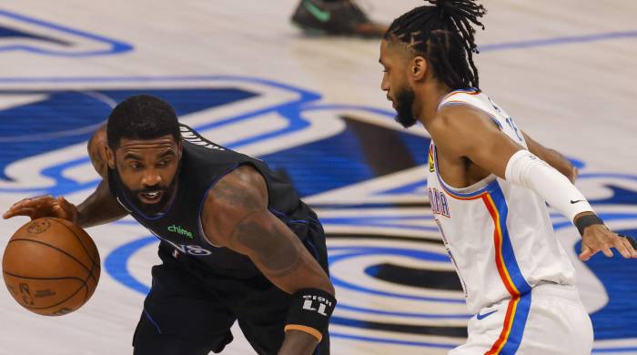 El jugador de los Dallas Mavericks Kyrie Irving (i) ante Isaiah Joe de los Oklahoma City Thunder. El jugador de los Dallas Mavericks Kyrie Irving (i) ante Isaiah Joe de los Oklahoma City Thunder.