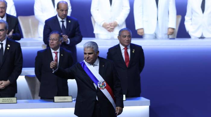 El presidente de Panamá, José Raúl Mulino, saluda tras recibir la banda presidencial. El presidente de Panamá, José Raúl Mulino, saluda tras recibir la banda presidencial.