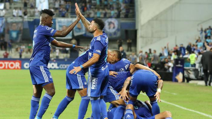 Fotografía de archivo en la que se registró una celebración de jugadores del club ecuatoriano de fútbol Emelec, en el estadio George Capwell de Guayaquil. Fotografía de archivo en la que se registró una celebración de jugadores del club ecuatoriano de fútbol Emelec, en el estadio George Capwell de Guayaquil.