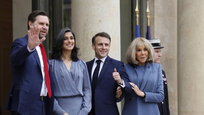 El presidente francés Emmanuel Macron y su esposa Brigitte Macron posan y dan la bienvenida al vicepresidente de Estados Unidos, J. D. Vance, y su esposa Usha Vance antes de un almuerzo de trabajo, al margen de la Cumbre de Acción sobre Inteligencia Artificial. El presidente francés Emmanuel Macron y su esposa Brigitte Macron posan y dan la bienvenida al vicepresidente de Estados Unidos, J. D. Vance, y su esposa Usha Vance antes de un almuerzo de trabajo, al margen de la Cumbre de Acción sobre Inteligencia Artificial.