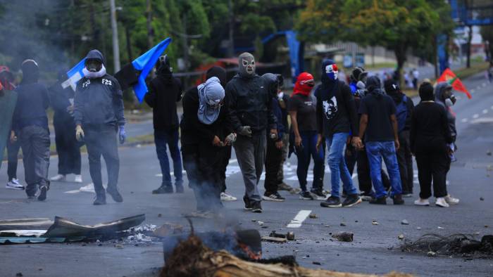 Las huelgas iniciaron de forma indefinida desde el 23 de abril y poco a poco personas encapuchadas y externas han tomado las calles para desatar el caos. Las huelgas iniciaron de forma indefinida desde el 23 de abril y poco a poco personas encapuchadas y externas han tomado las calles para desatar el caos.