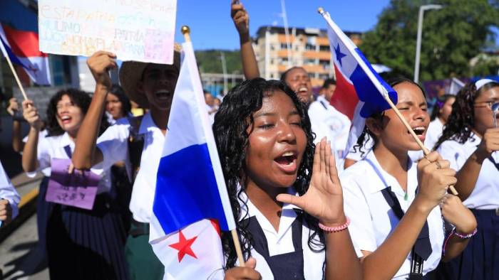 Estudiantes gritaron consignas contra el presidente Mulino. Estudiantes gritaron consignas contra el presidente Mulino.
