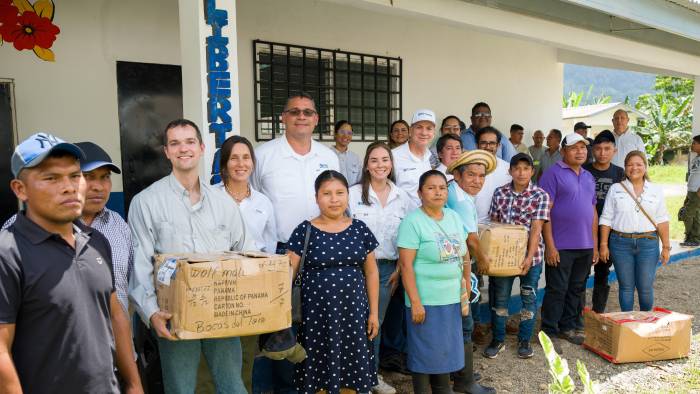 Acto de entrega de equipos para el emprendimiento comunitario. Acto de entrega de equipos para el emprendimiento comunitario.