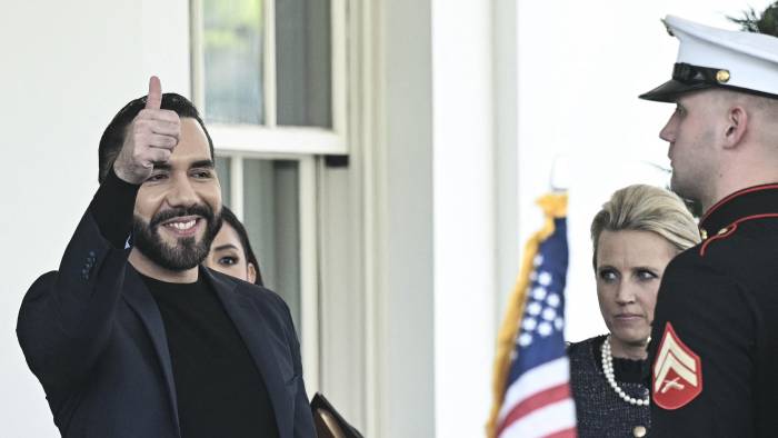 El presidente de El Salvador, Nayib Bukele, saluda con el pulgar al despedirse tras reunirse con el presidente estadounidense, Donald Trump, en la Casa Blanca, Washington D. C., el 14 de abril de 2025. El presidente de El Salvador, Nayib Bukele, saluda con el pulgar al despedirse tras reunirse con el presidente estadounidense, Donald Trump, en la Casa Blanca, Washington D. C., el 14 de abril de 2025.