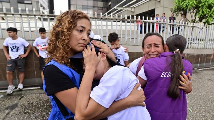 Familiares reaccionan tras confirmarse que los cuerpos quemados encontrados en Taura corresponden a los cuatro menores que desaparecieron durante una operación militar fuera del palacio de justicia en Guayaquil. Familiares reaccionan tras confirmarse que los cuerpos quemados encontrados en Taura corresponden a los cuatro menores que desaparecieron durante una operación militar fuera del palacio de justicia en Guayaquil.